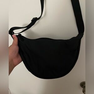 Uniqlo Round Mini Shoulder Bag in Black